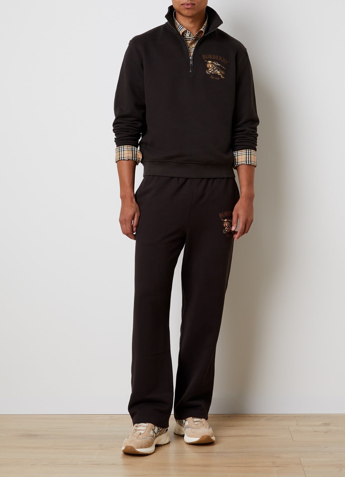 Burberry Jacob sweater met halve rits en logoborduring - voorkant 4 chocoladebruin