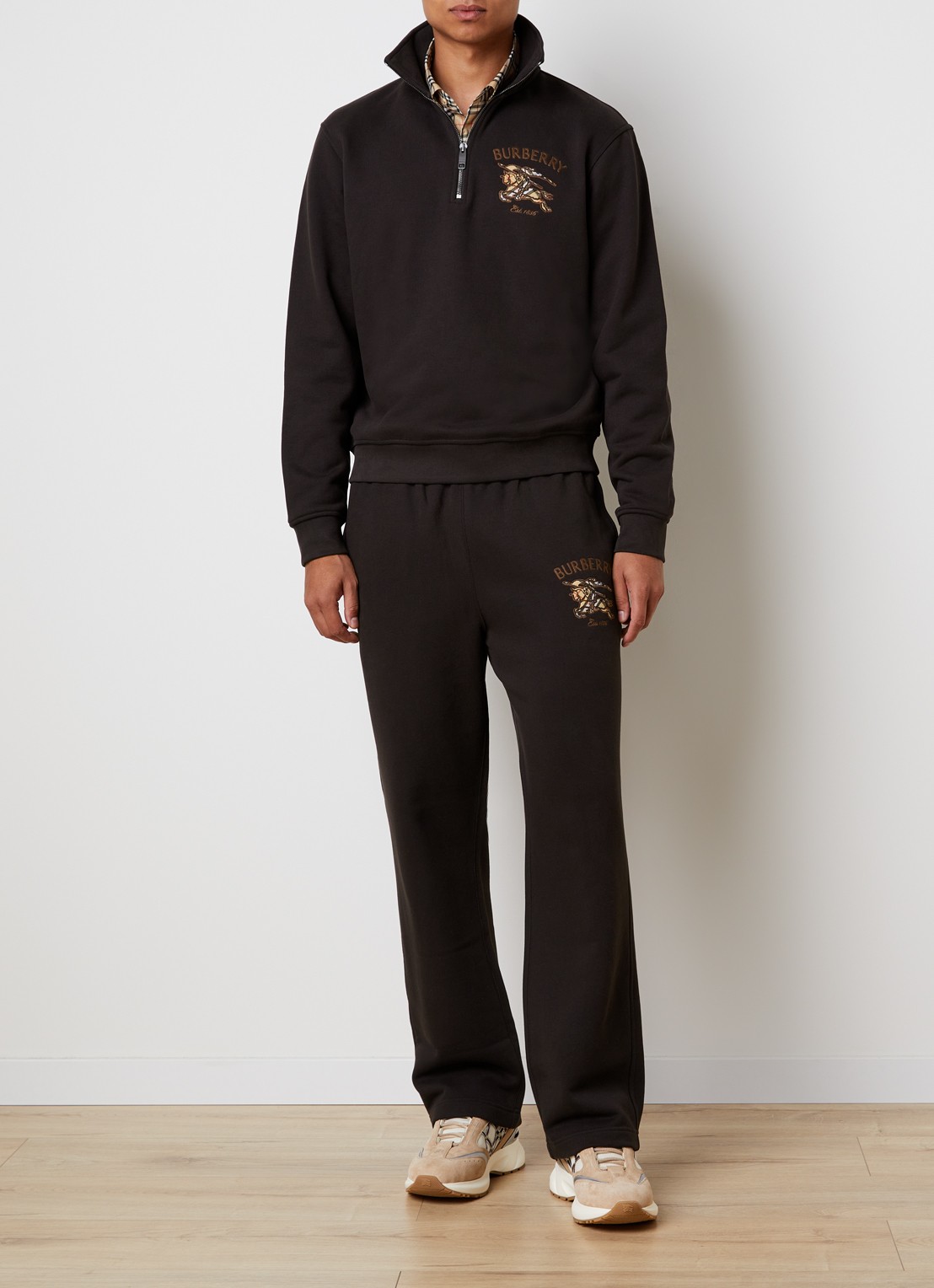Burberry Jonny straight fit joggingbroek met logoborduring - voorkant 6 chocoladebruin