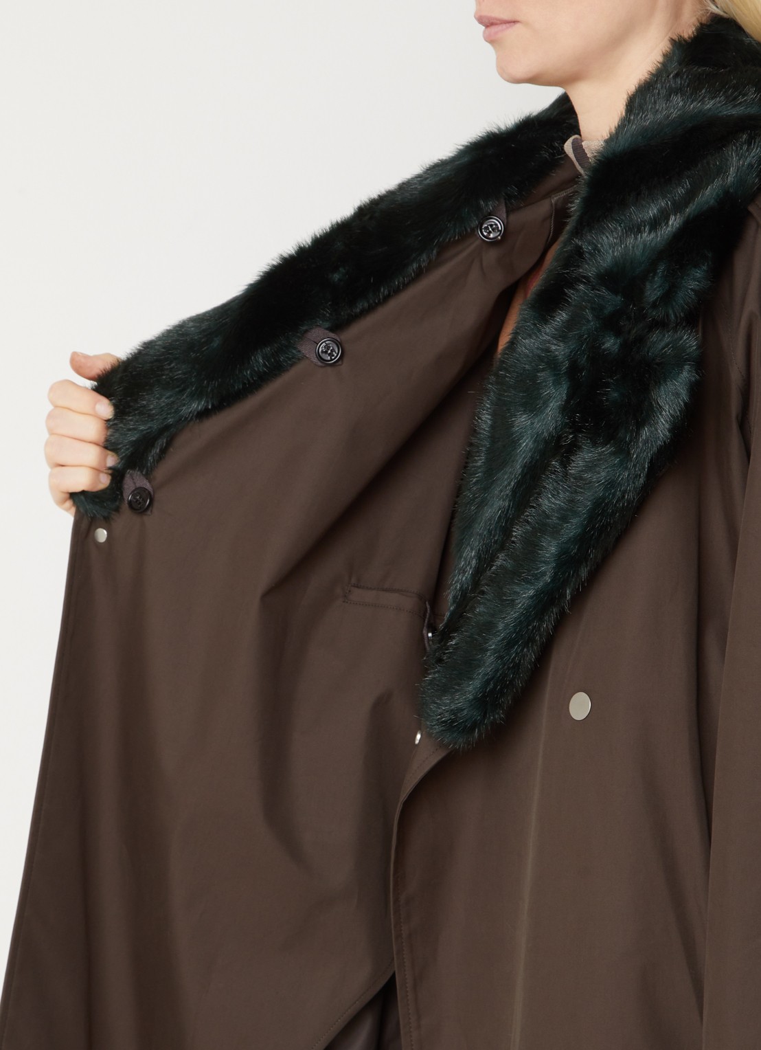 Burberry Kennington oversized double-breasted trenchcoat met kraag van imitatiebont - detail 3 bronsgroen