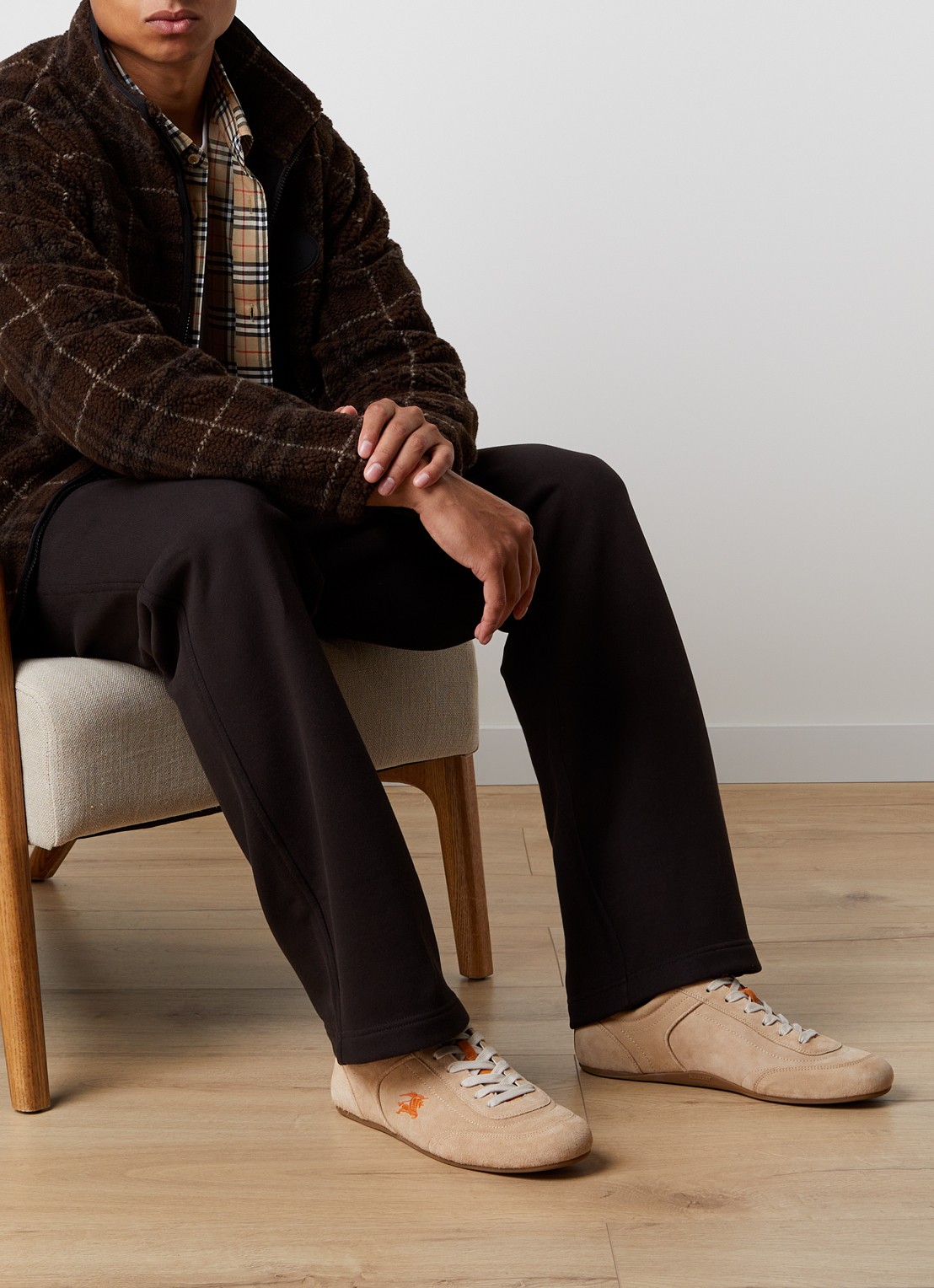 Burberry Knight sneaker van kalfssuède - voorkant 7 beige