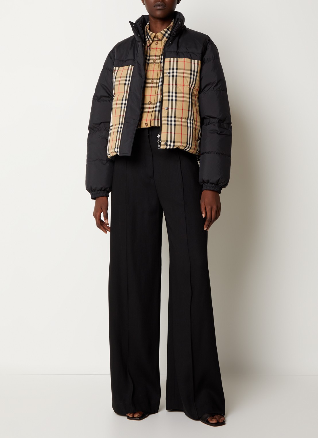 Burberry Lydden reversible puffer jack met donsvulling en capuchon - voorkant 6 zwart
