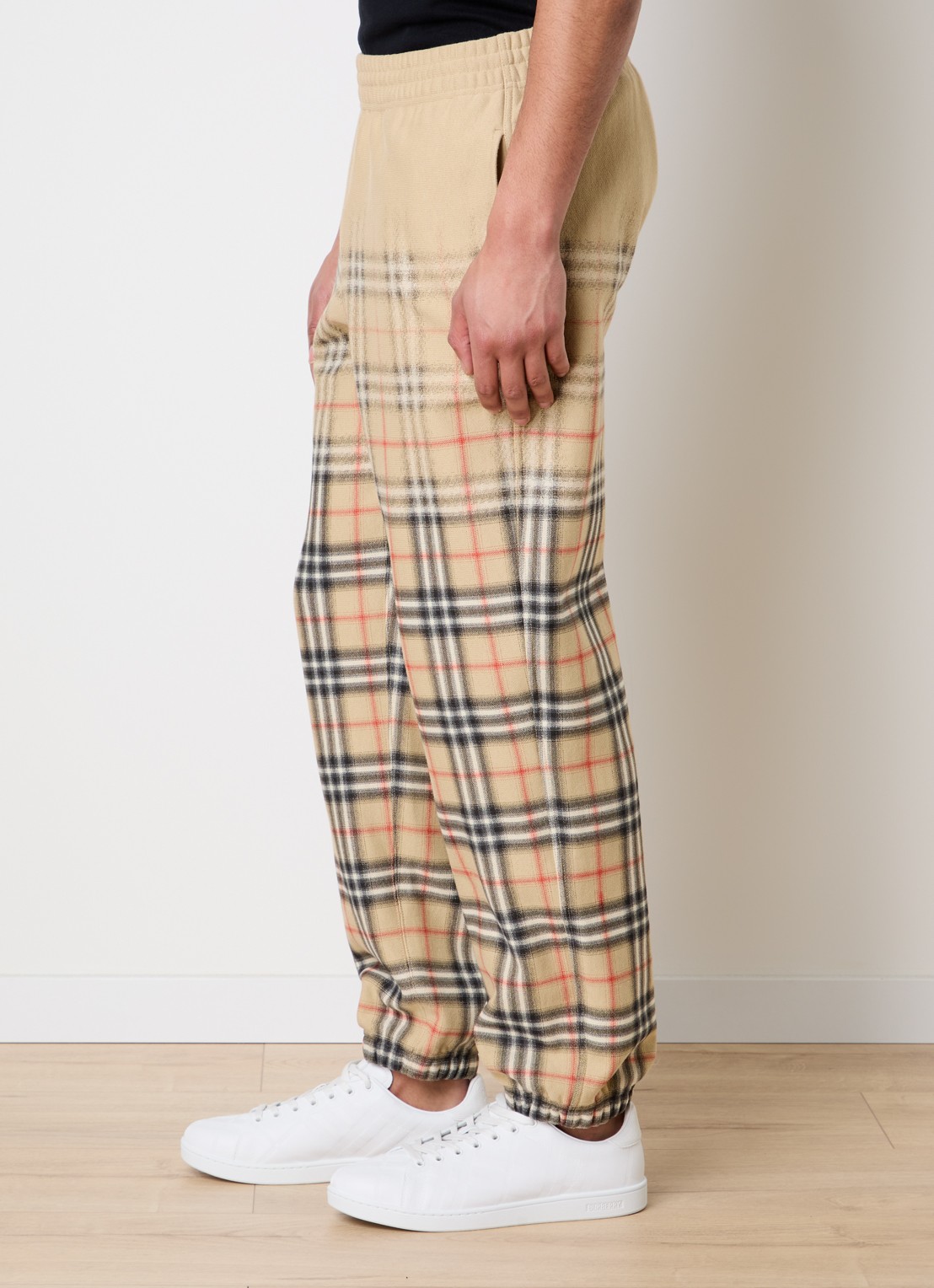 Burberry Mid waist tapered fit joggingbroek met logo - detail 3 beige