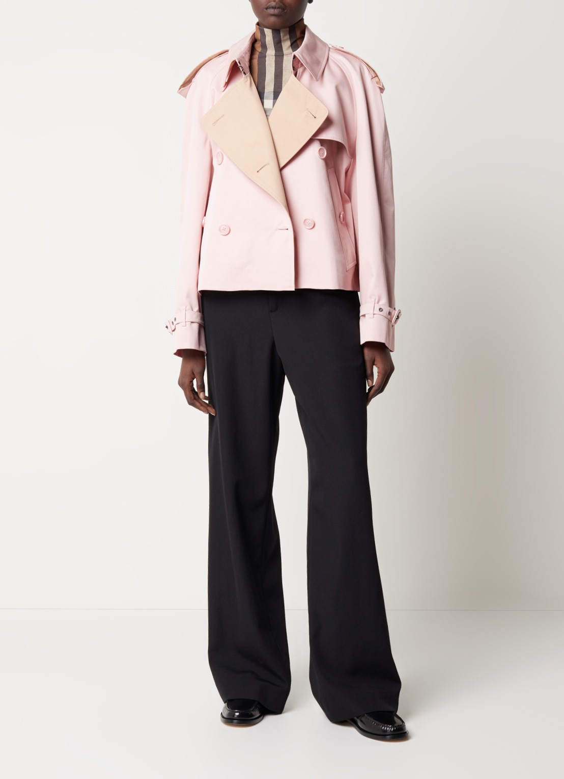 Burberry Oversized cropped trenchcoat met klepzakken - voorkant 2 lichtroze