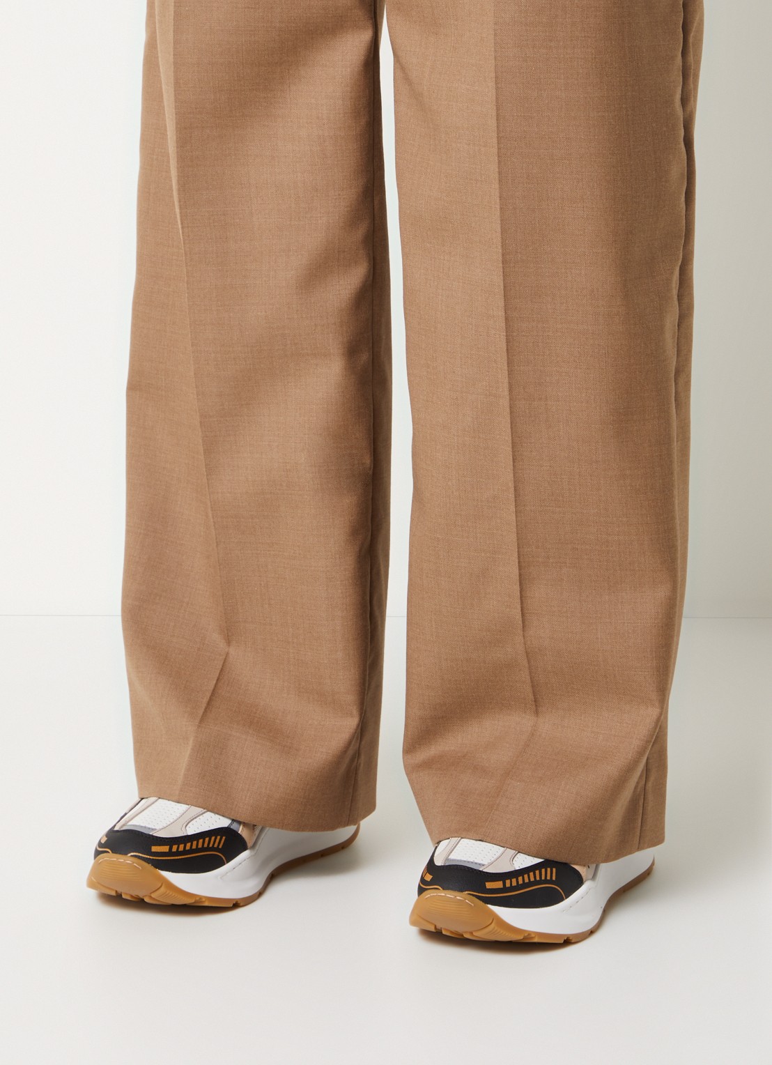 Burberry Ramsey sneaker met kalfsleren details - voorkant 2 donkerbeige