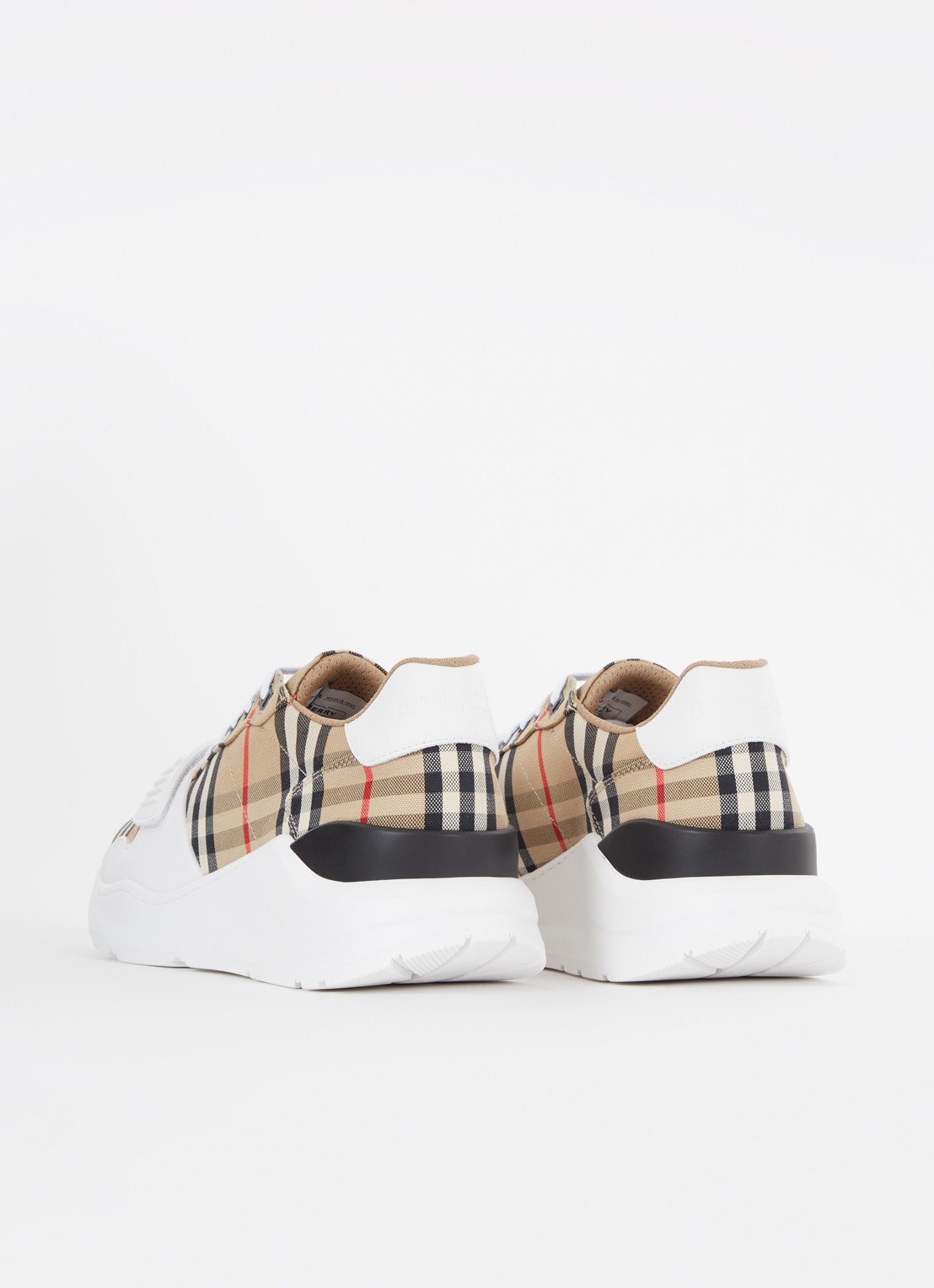 Burberry Regis sneaker met kalfsleren details - achterkant beige