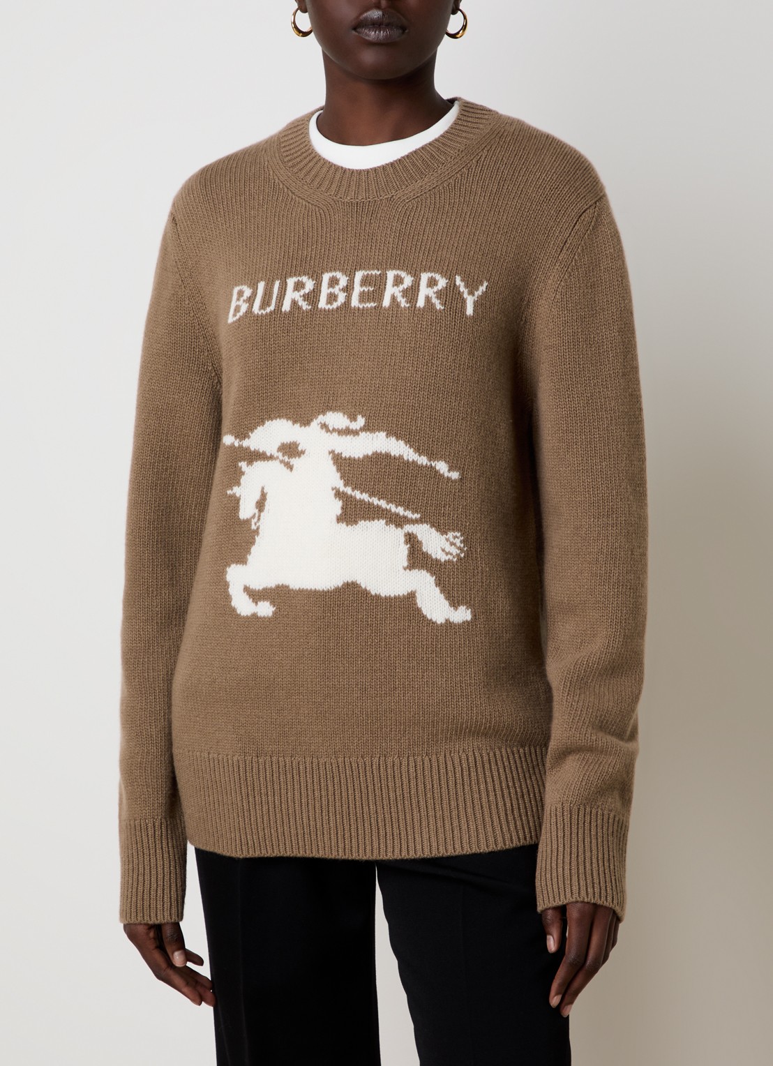 Burberry Scarlett grofgebreide trui in kasjmierblend met ingebreid logo - detail camel