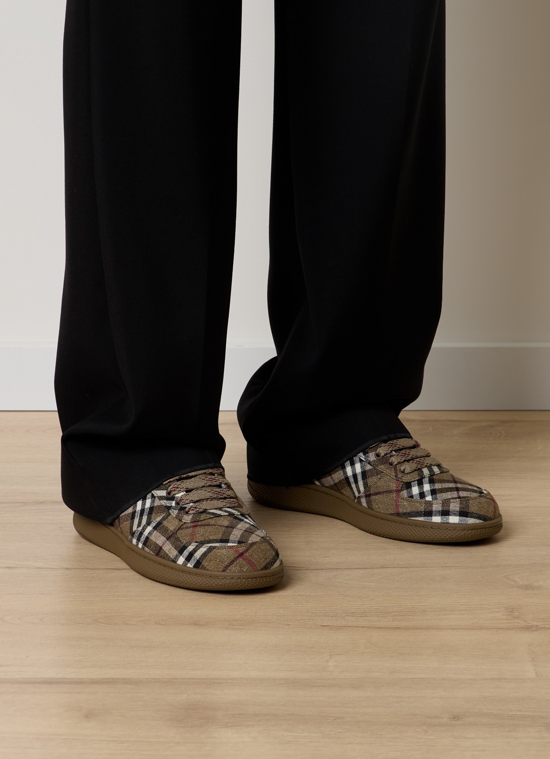 Burberry Sneaker in linnenblend met ruitdessin - voorkant 7 lichtbruin