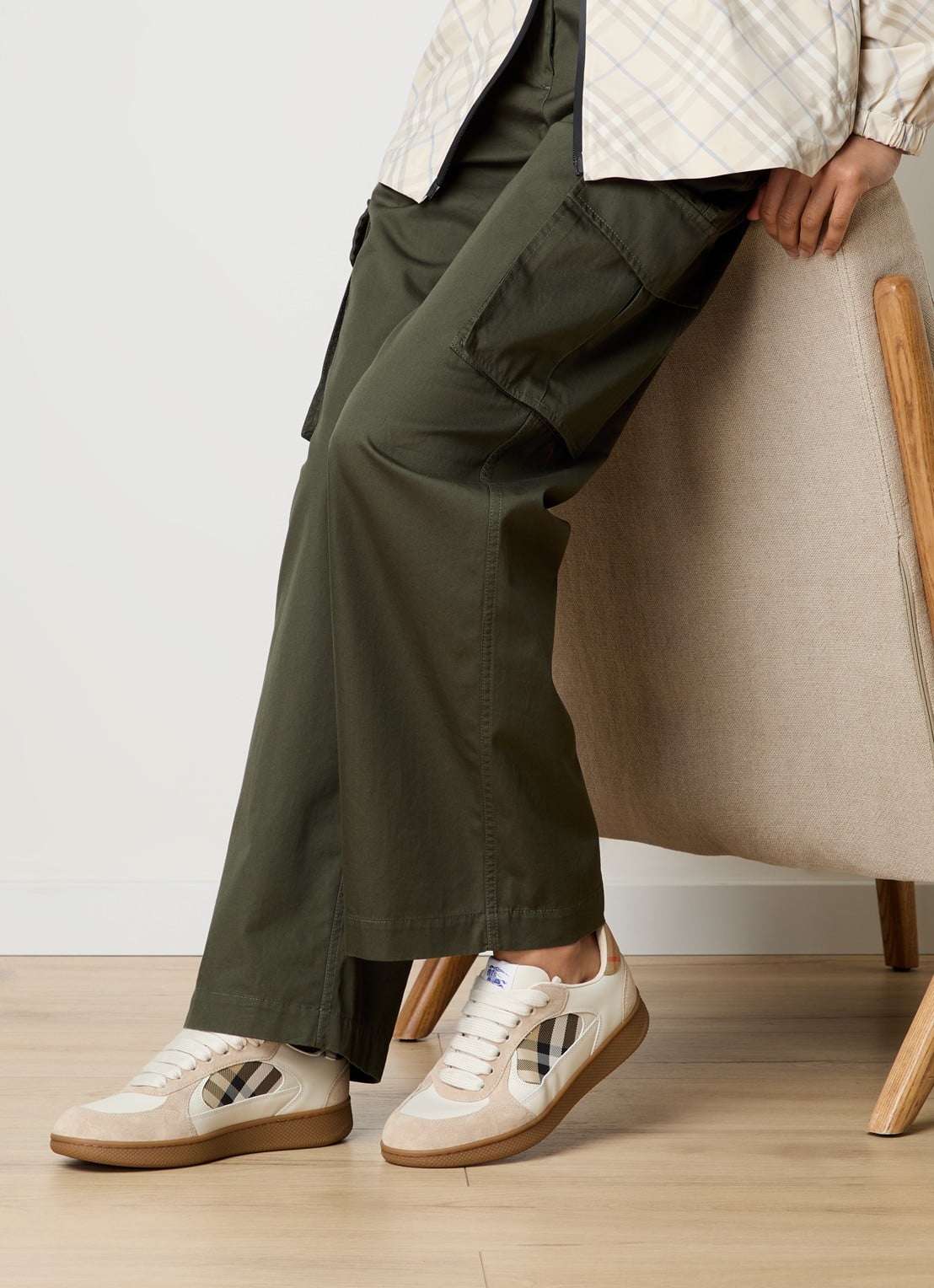 Burberry Sneaker van kalfsleer met kalfssuède details - voorkant 7 beige