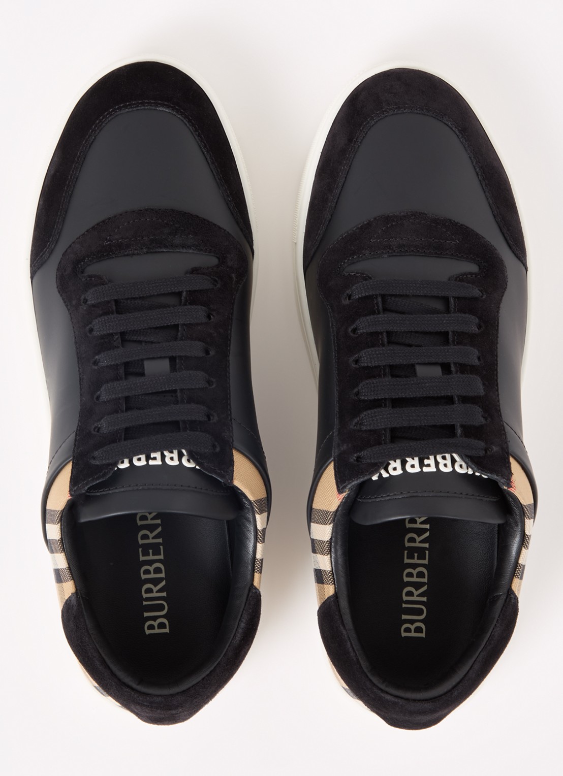 Burberry Stevie sneaker van kalfsleer met kalfssuède details  - detail 4 zwart