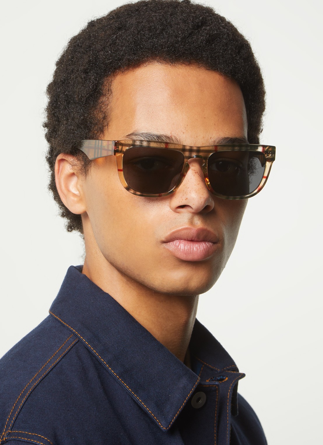 Burberry Wayfarer zonnebril BE4431U - voorkant 2 lichtbruin
