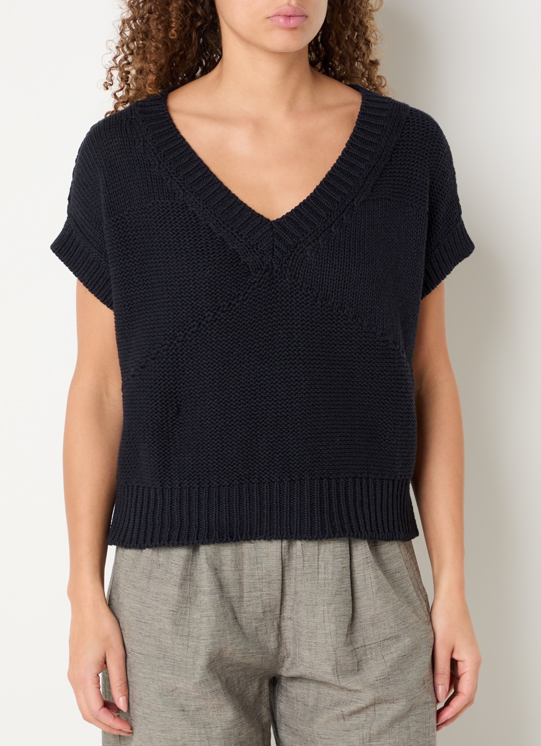 by-bar Anna grofgebreide spencer met V-hals - detail donkerblauw