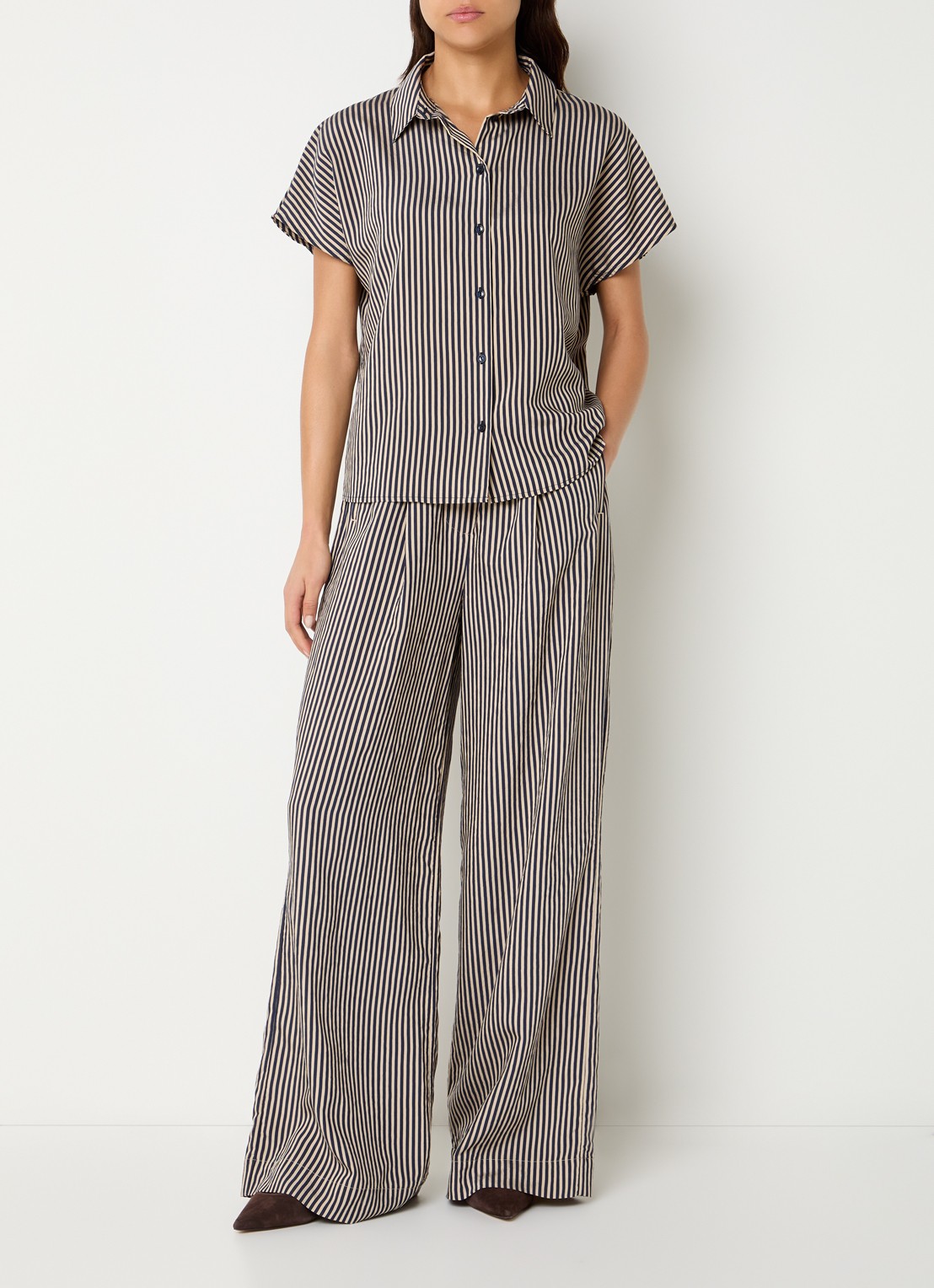 by-bar Barley blouse van satijn met streepprint - voorkant 3 zand