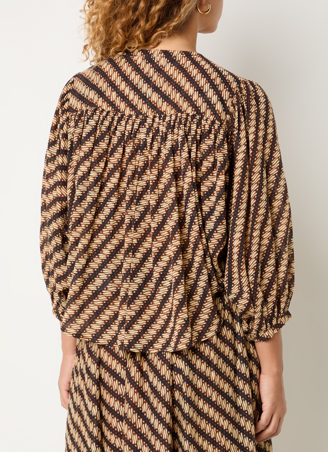 by-bar Becky blouse met print - achterkant 2 bruin