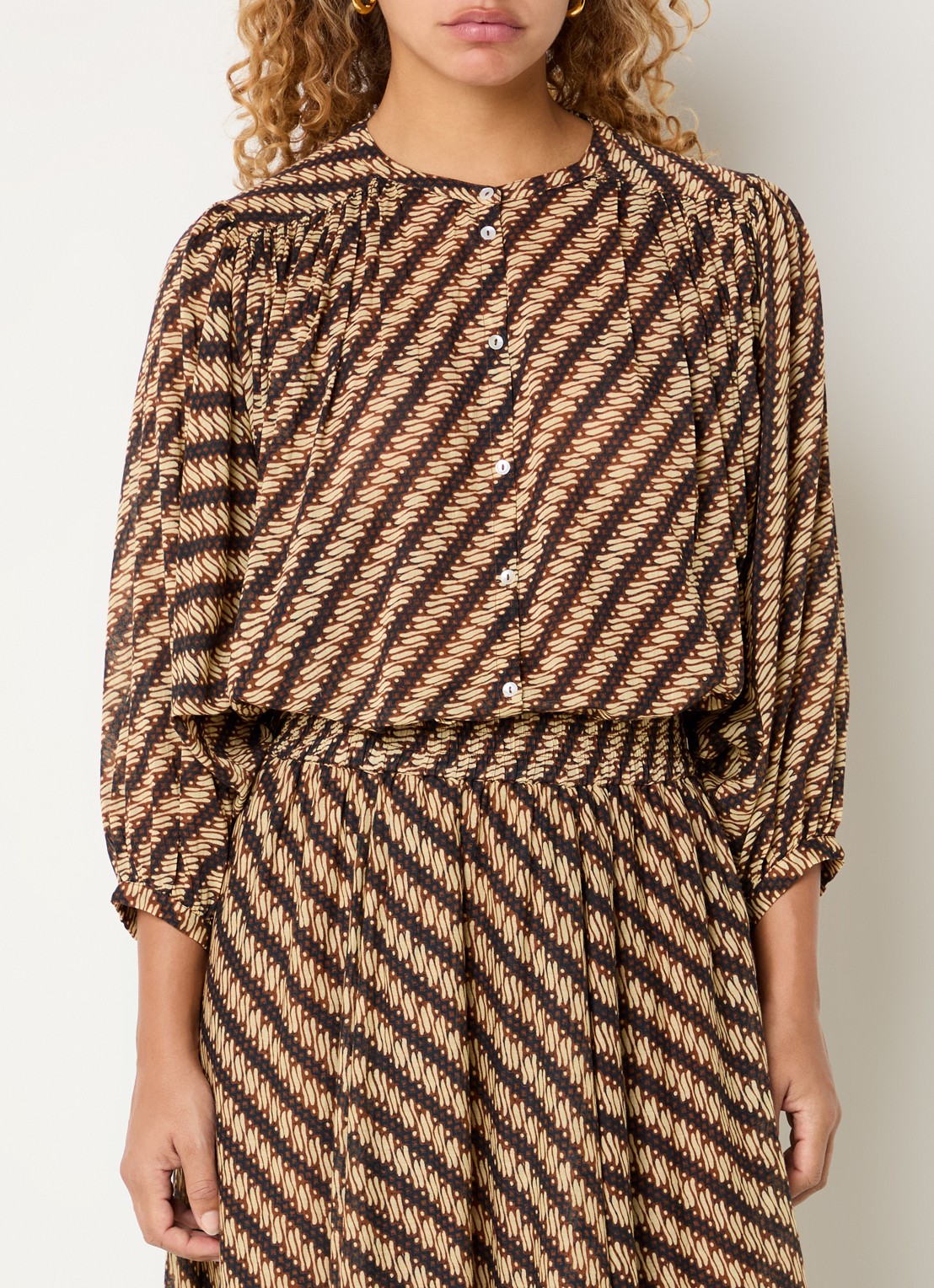 by-bar Becky blouse met print - detail bruin