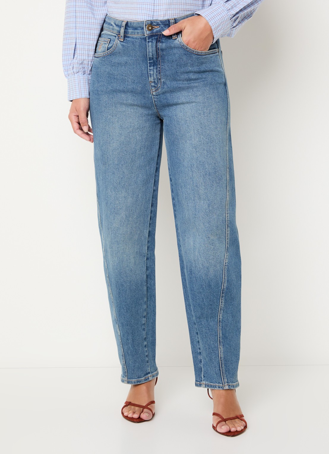 by-bar Begum high waist tapered jeans met medium wassing - detail indigo