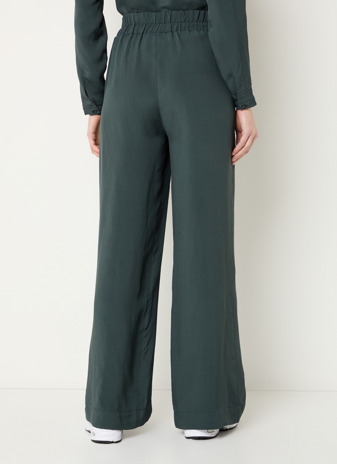 by-bar Benji high waist loose fit pantalon van satijn met steekzakken - achterkant 4 donkergroen