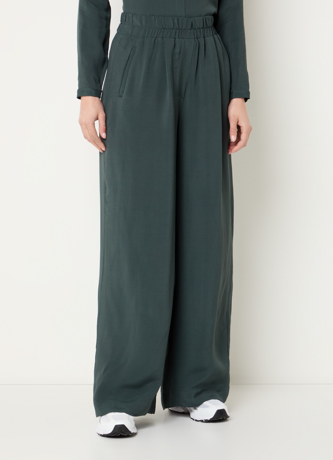 by-bar Benji high waist loose fit pantalon van satijn met steekzakken - detail donkergroen
