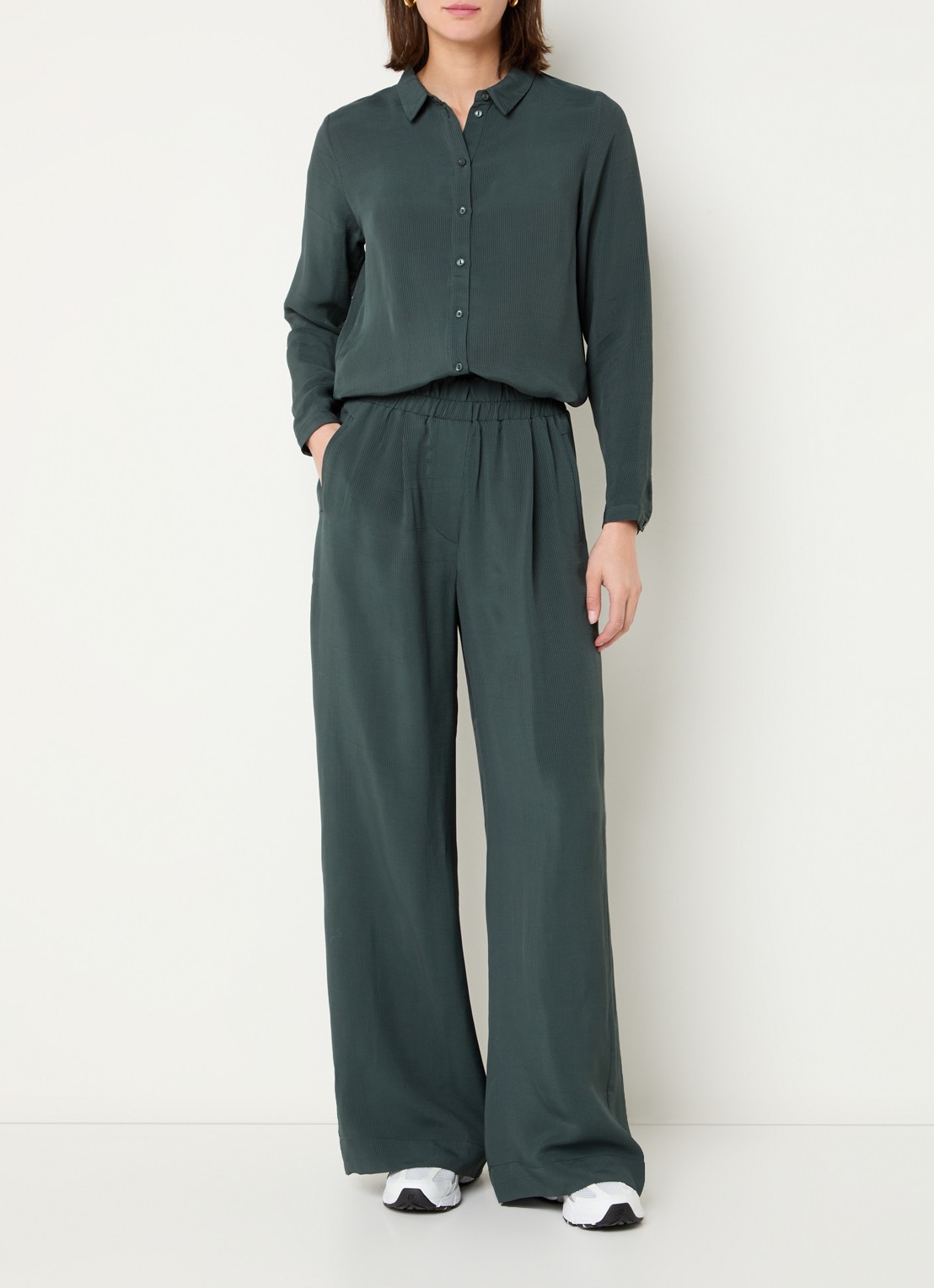 by-bar Benji high waist loose fit pantalon van satijn met steekzakken - voorkant 3 donkergroen