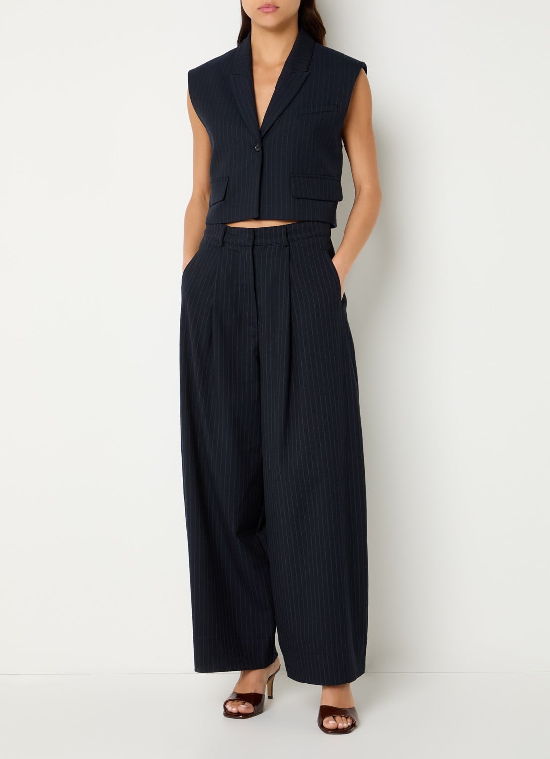 by-bar Bobi cropped gilet met krijtstreep - voorkant 3 blauw