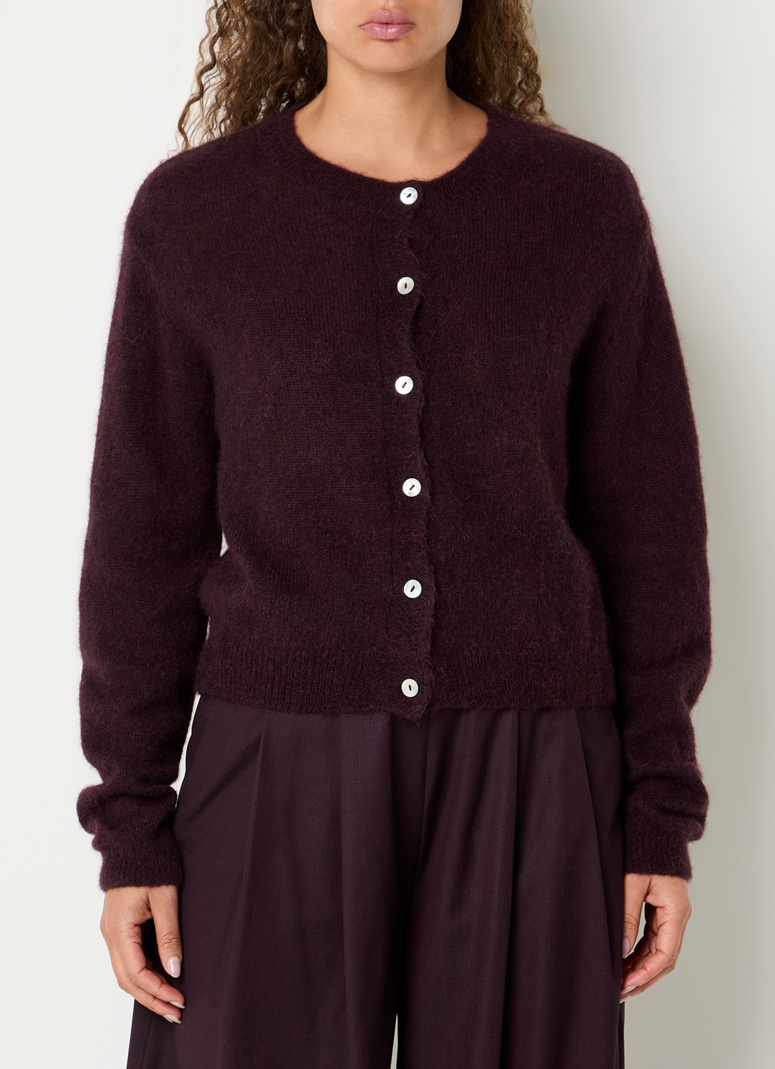 by-bar Cleo fijngebreid vest in alpaca wolblend - detail bordeauxrood