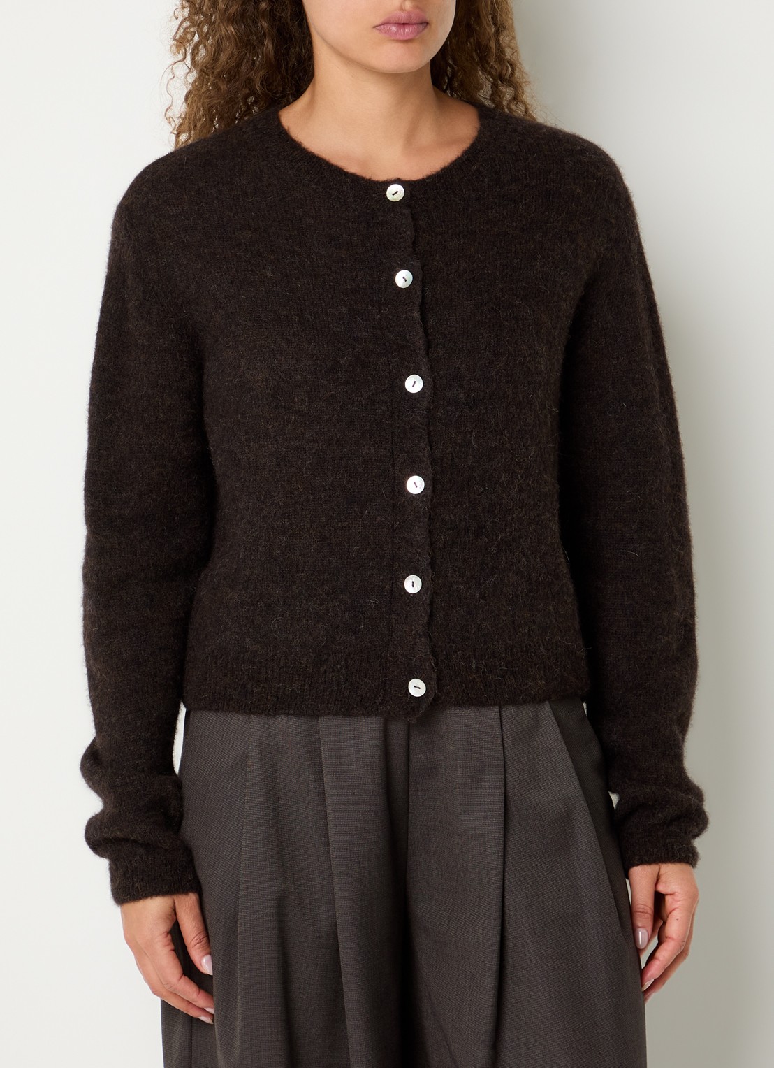 by-bar Cleo fijngebreid vest in alpaca wolblend - detail donkerbruin