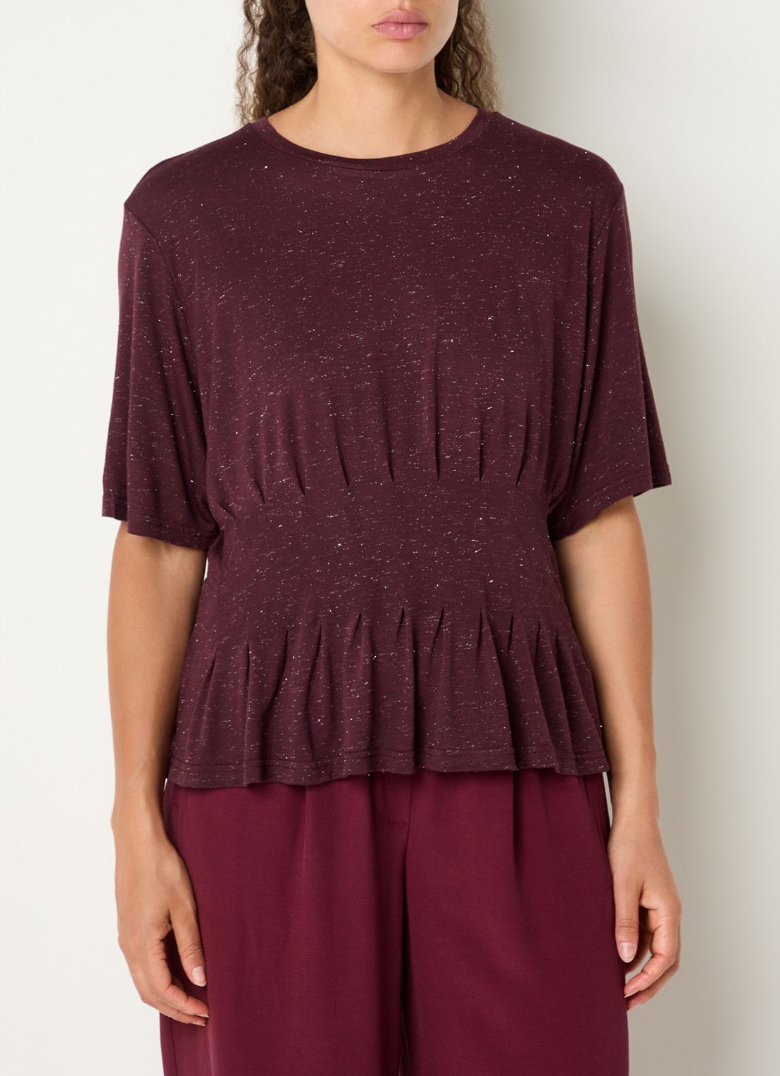 by-bar Diva T-shirt met plooidetail en lurex - detail bordeauxrood