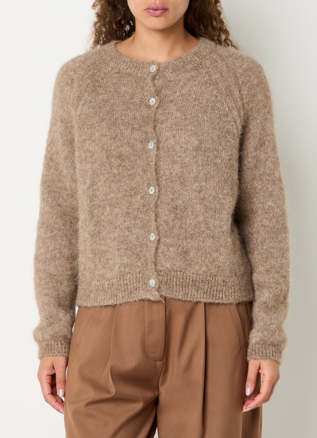 by-bar Falon grofgebreid vest in alpaca wolblend - detail zand