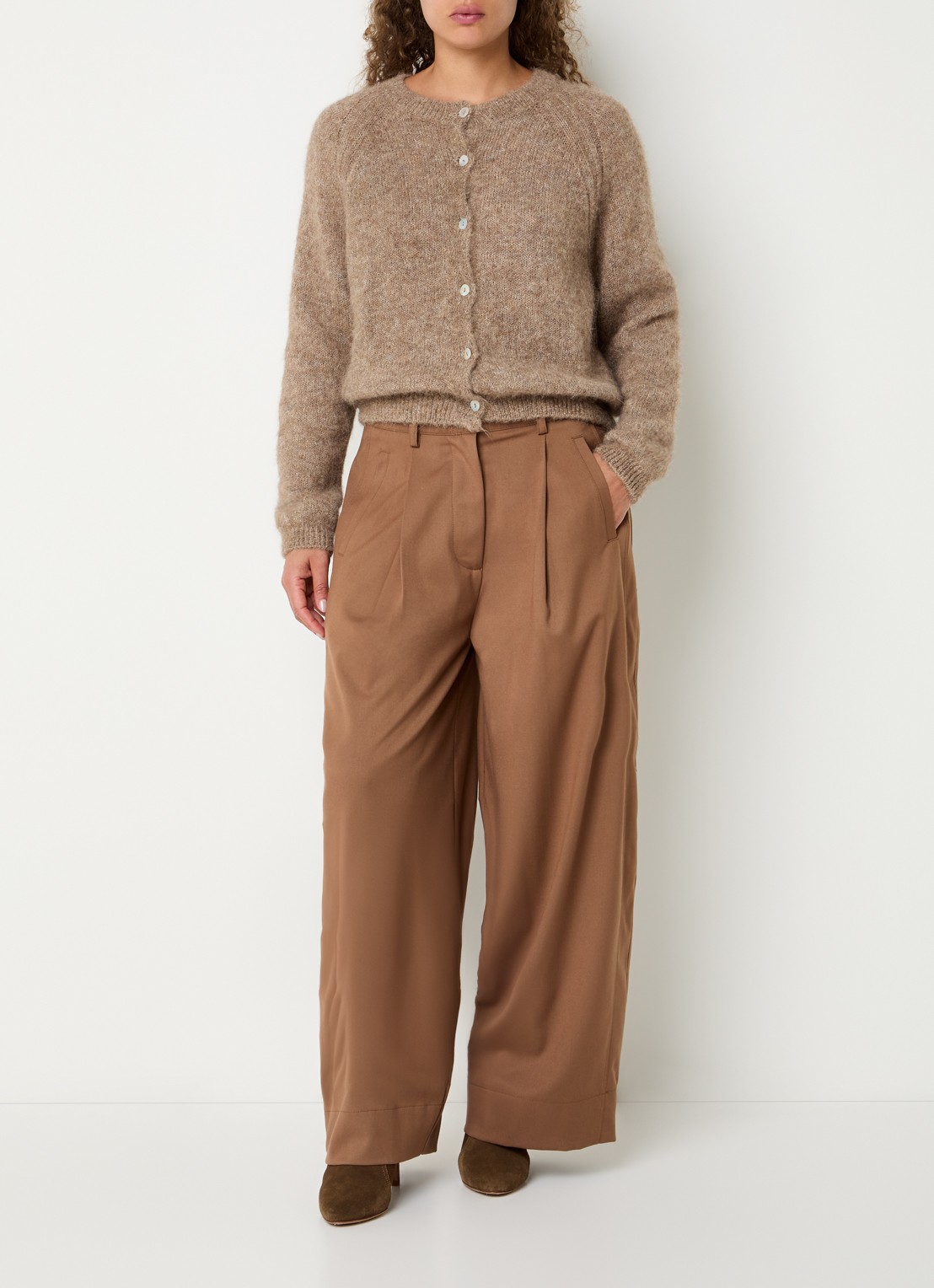 by-bar Falon grofgebreid vest in alpaca wolblend - voorkant 3 zand