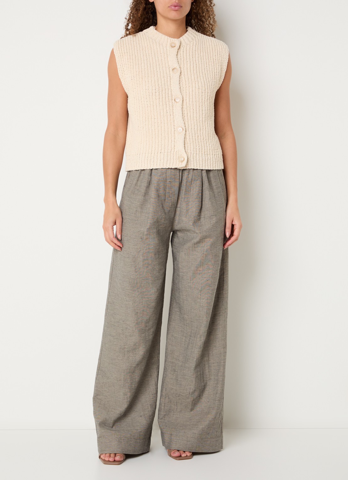 by-bar Fijngebreid gilet met ribstructuur - voorkant 2 beige