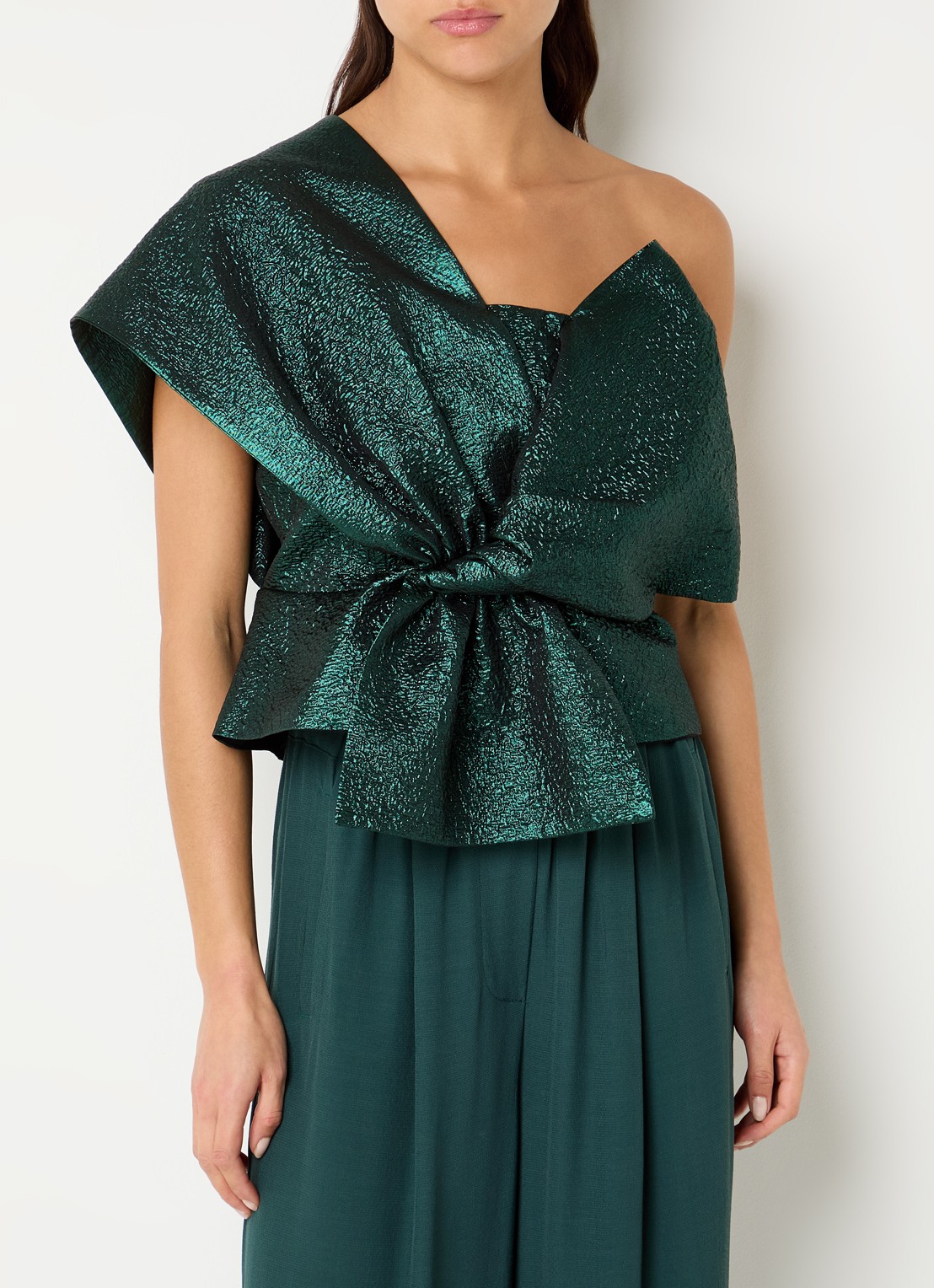 by-bar Jula asymmetrische one shoulder top met metallic finish - detail 3 donkergroen