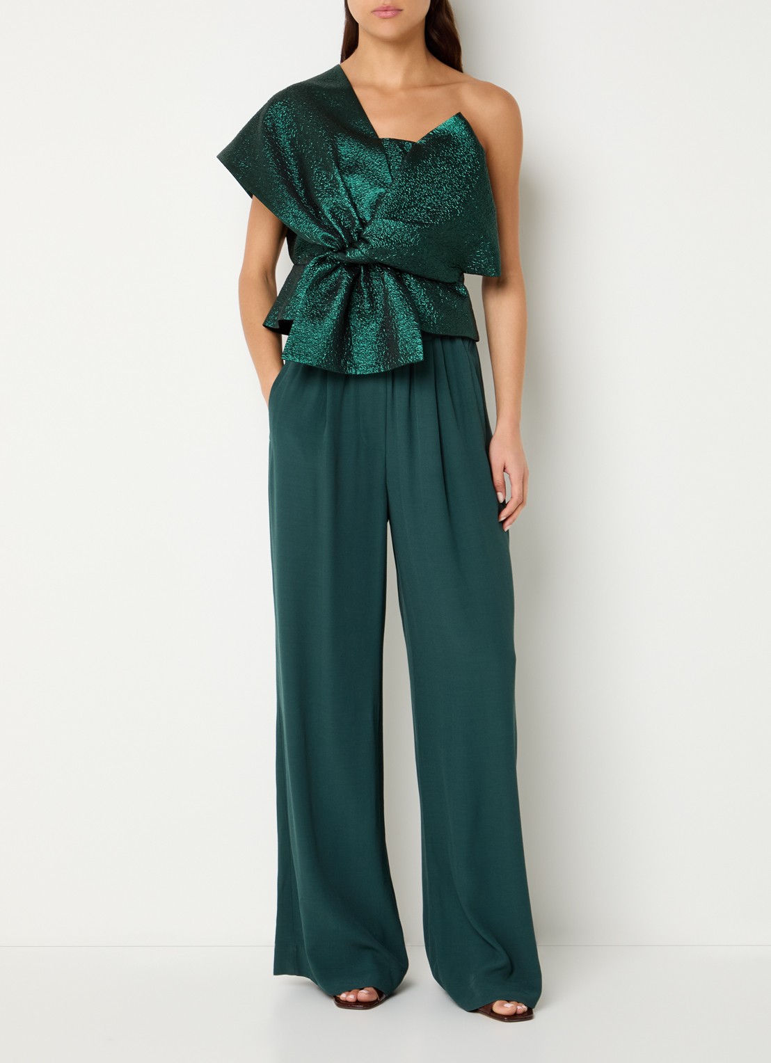 by-bar Jula asymmetrische one shoulder top met metallic finish - voorkant 2 donkergroen
