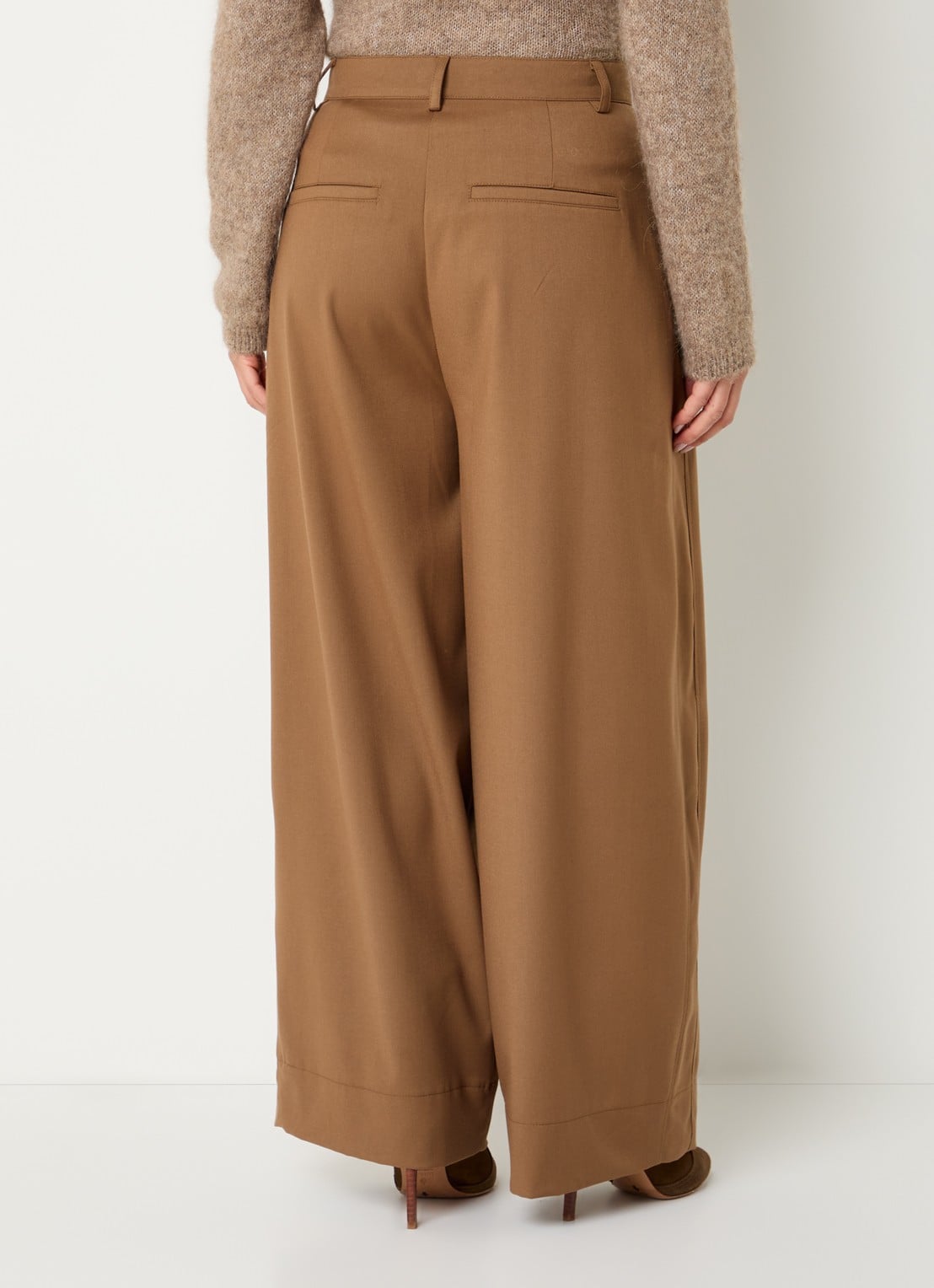 by-bar Jule mid waist wide fit pantalon met steekzakken - achterkant camel