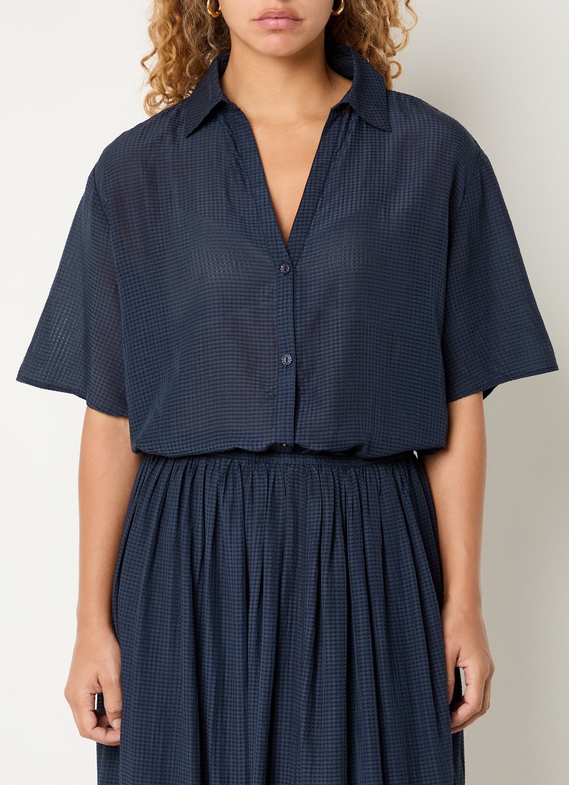 by-bar Kick semi-transparante blouse met structuur - detail donkerblauw