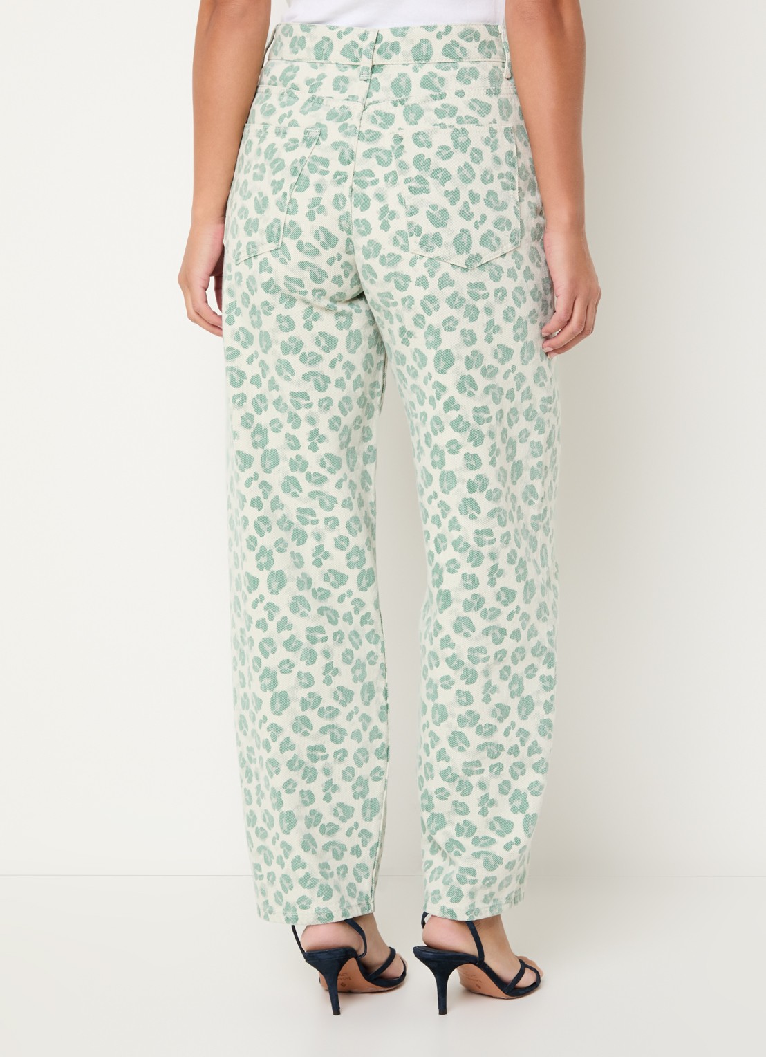 by-bar Lew high waist tapered jeans met panterprint - achterkant 3 lichtgroen