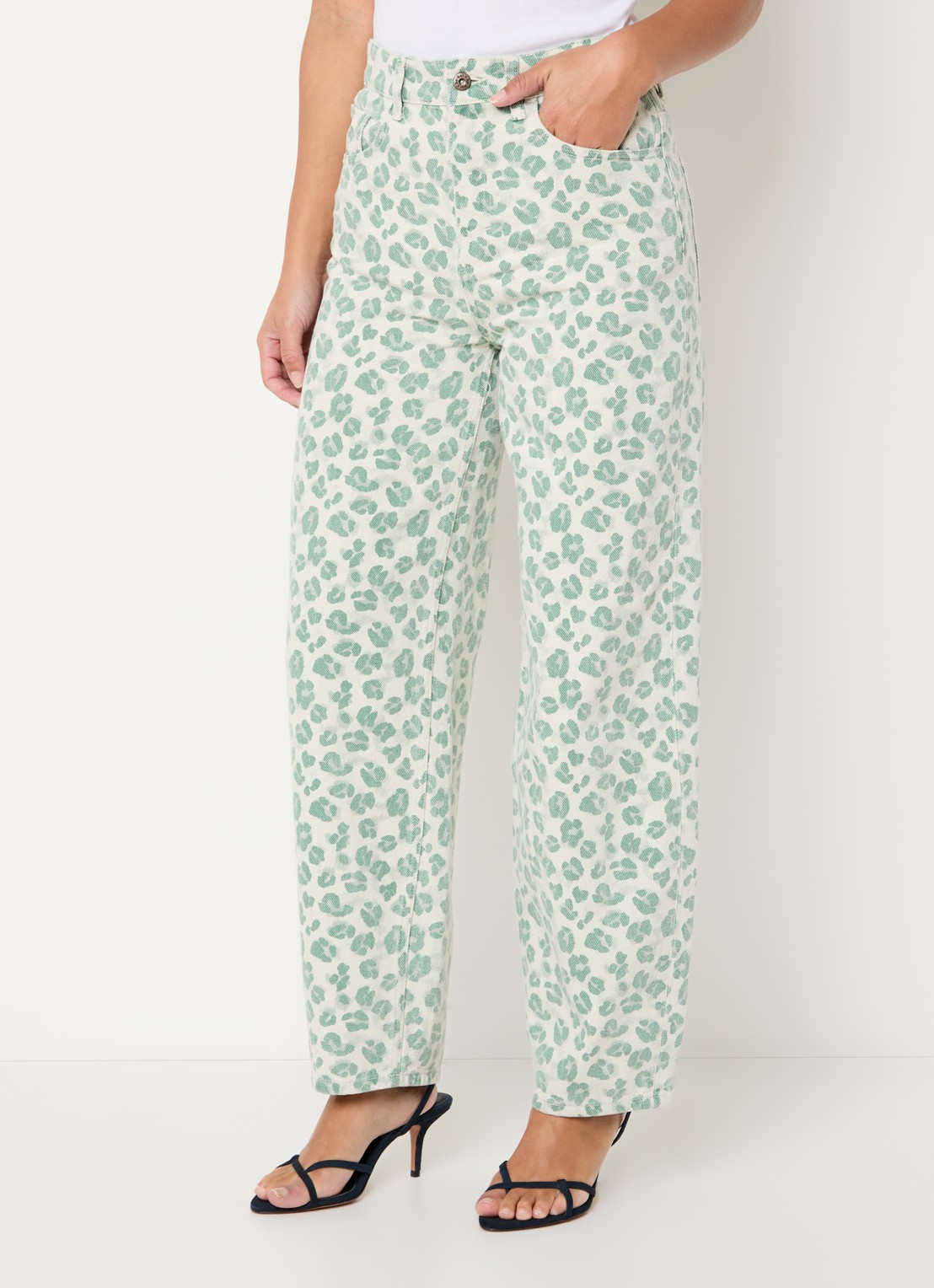by-bar Lew high waist tapered jeans met panterprint - detail lichtgroen