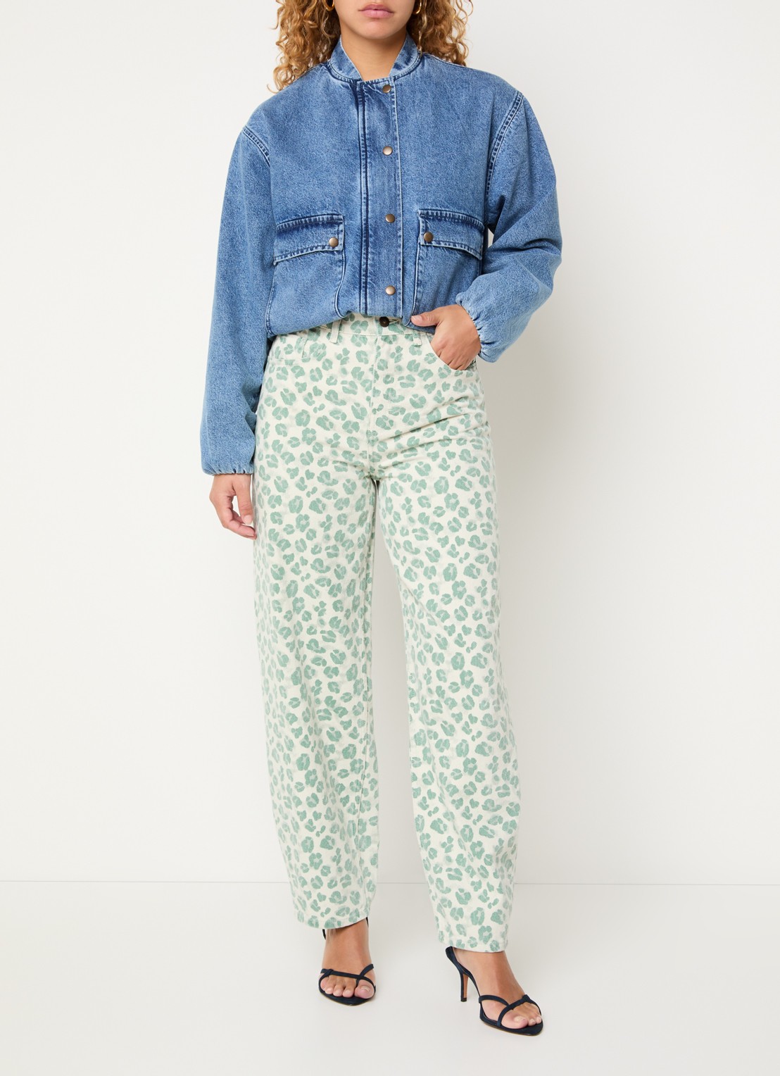 by-bar Lew high waist tapered jeans met panterprint - voorkant 5 lichtgroen