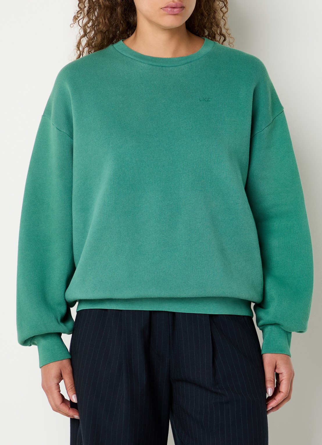 by-bar Lill sweater met logo en ronde hals - detail turquoise
