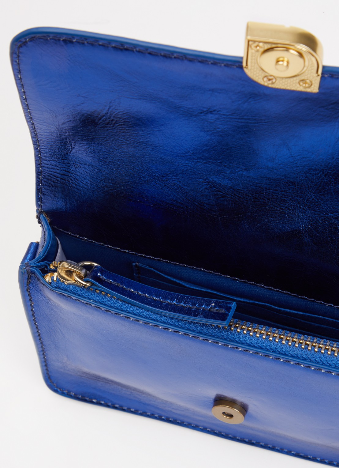 by-bar Loua crossbodytas met metallic finish - detail 2 kobaltblauw