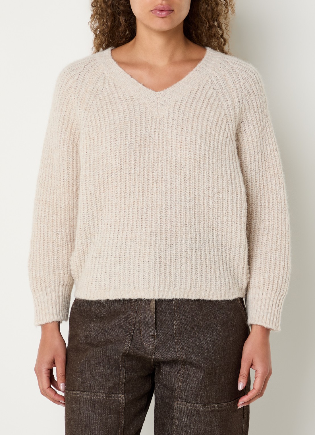 by-bar Lune grofgebreide trui in alpaca wolblend met V-hals - detail creme