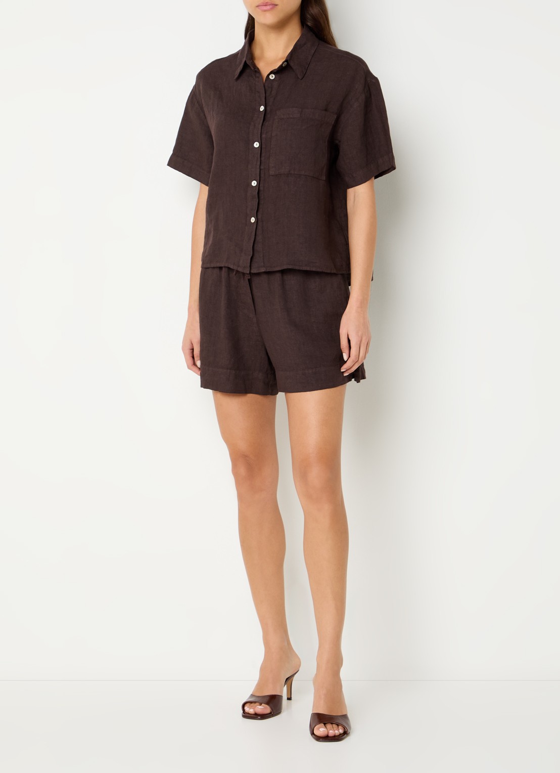 by-bar Mara cropped blouse van linnen met borstzak - voorkant 3 donkerbruin