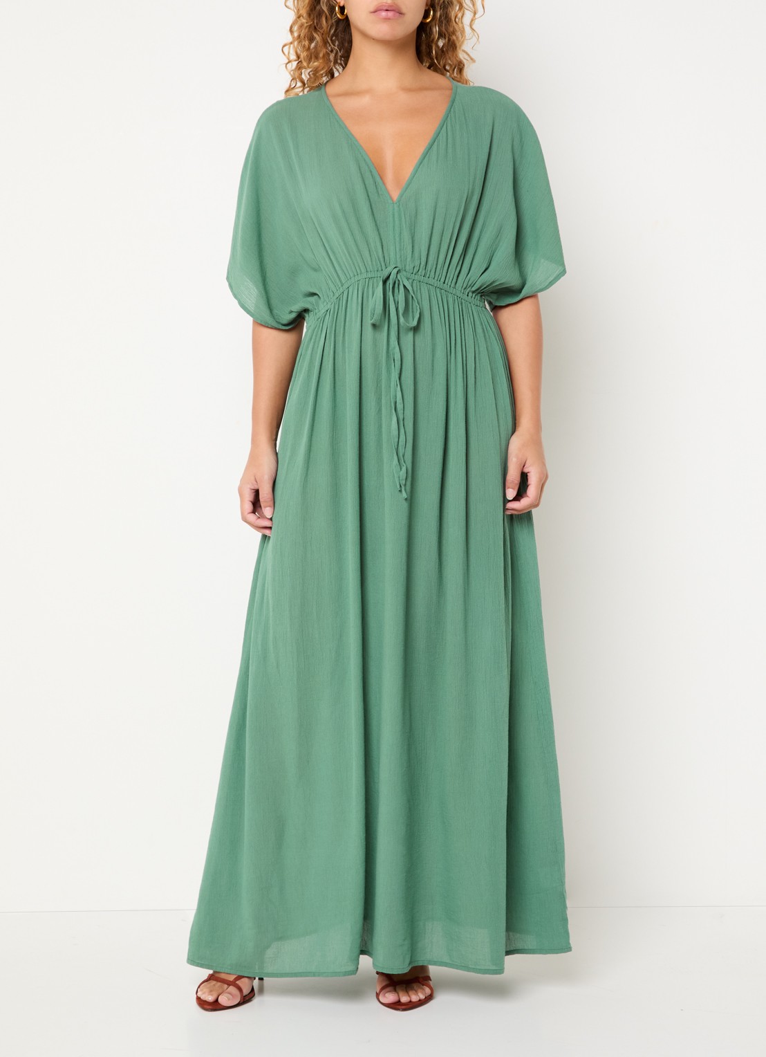 by-bar Maxi jurk met strikceintuur en V-hals - detail groen