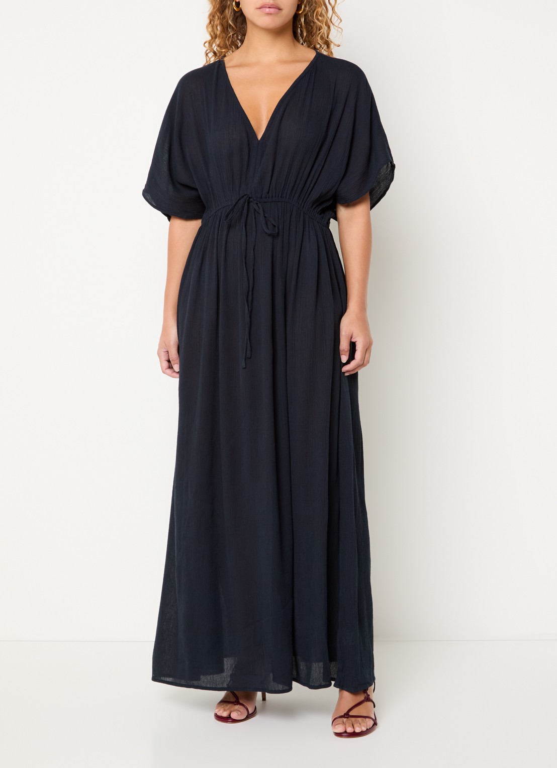by-bar Maxi jurk met strikceintuur en V-hals - detail 3 donkerblauw