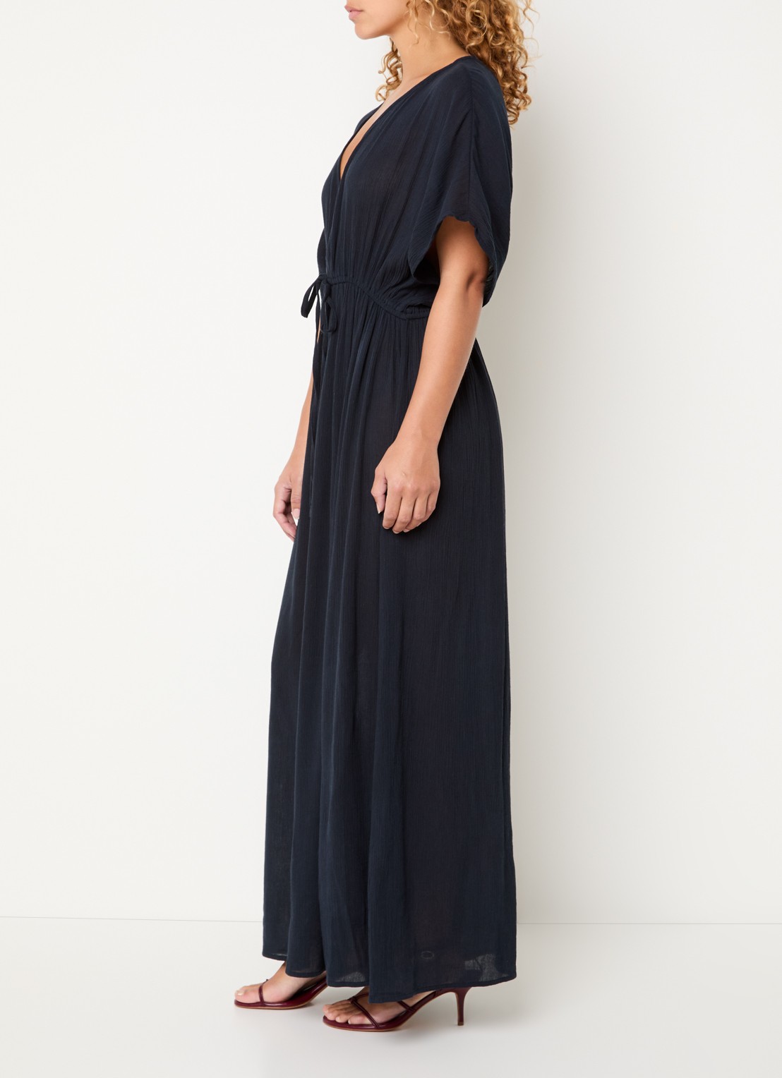 by-bar Maxi jurk met strikceintuur en V-hals - voorkant 2 donkerblauw