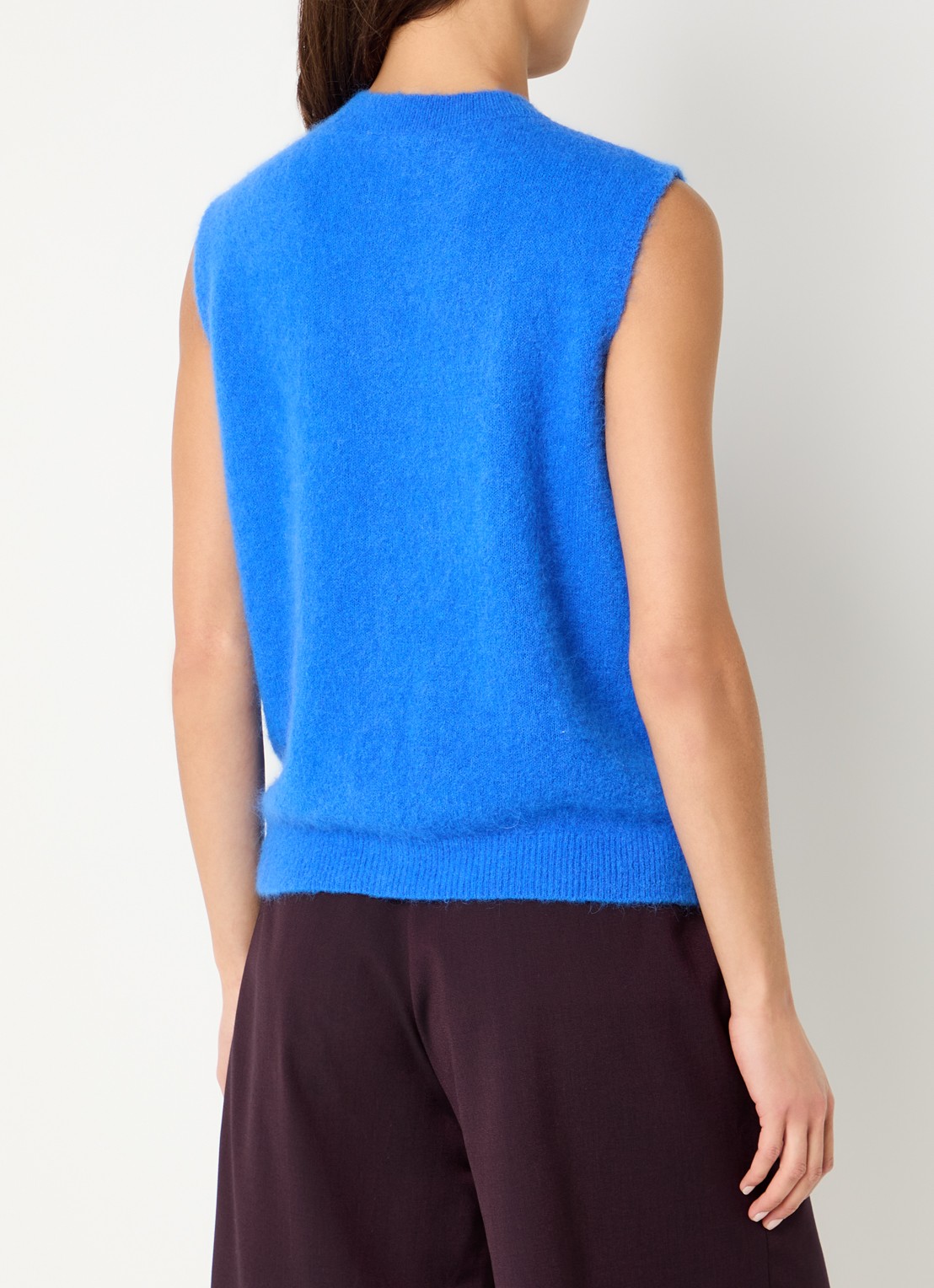 by-bar Meya mouwloze top in alpaca wolblend - achterkant 3 blauw