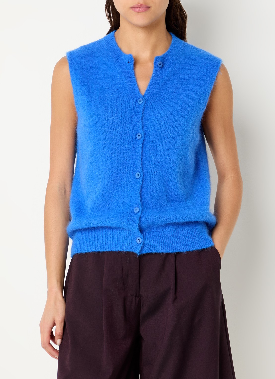 by-bar Meya mouwloze top in alpaca wolblend - detail 4 blauw