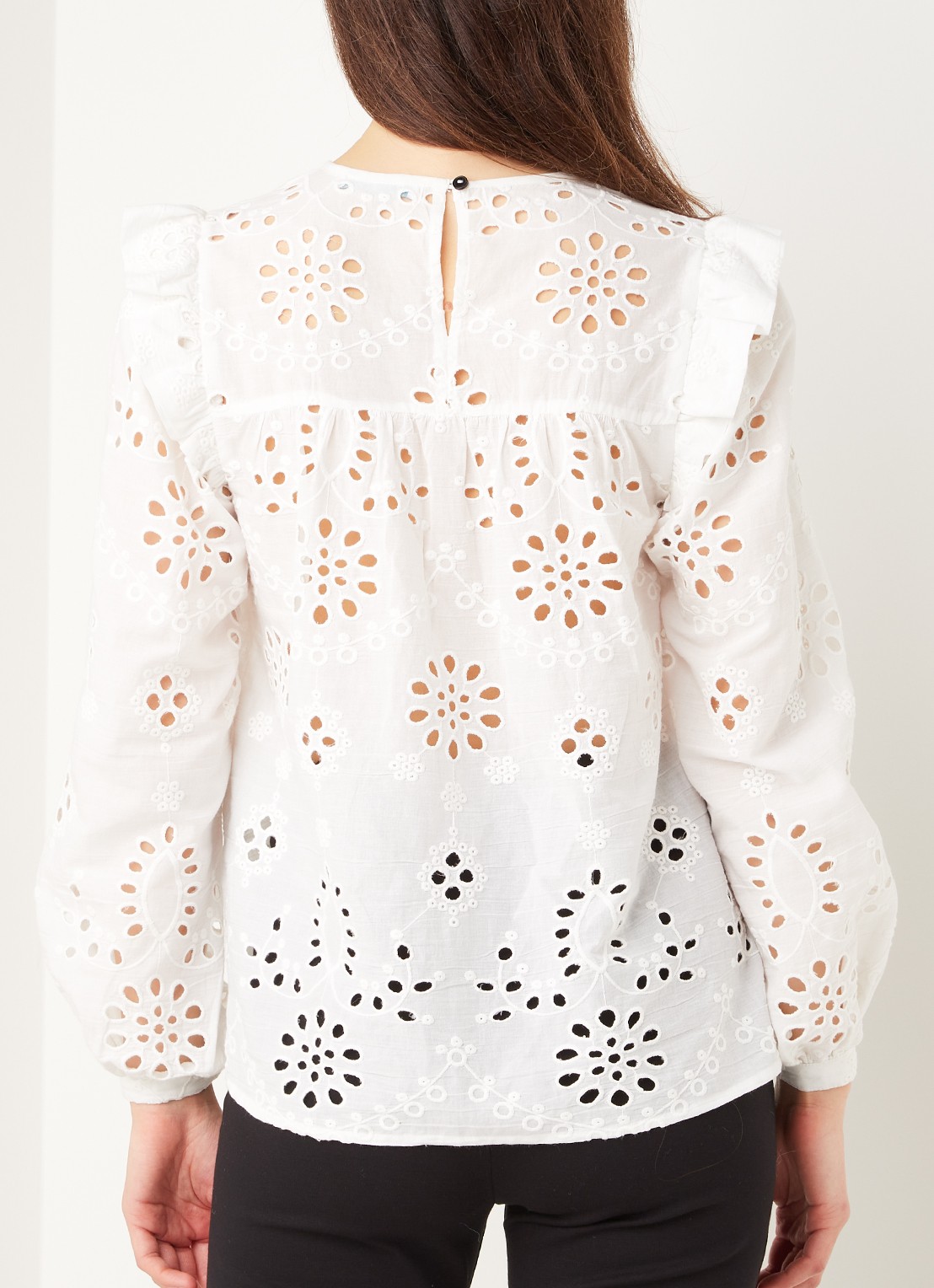 by-bar Mila top met broderie en volant - achterkant 4 gebroken wit