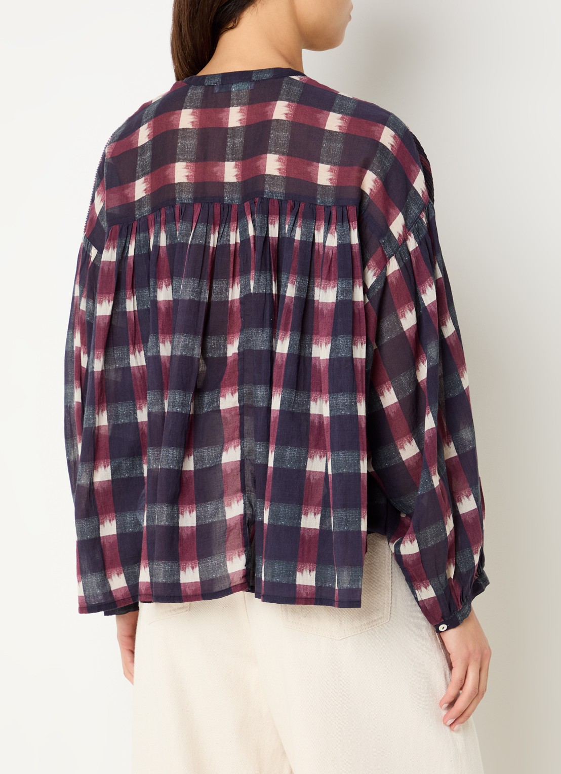 by-bar Mine Ikat blouse met ruitdessin en smockwerk - achterkant 4 bordeauxrood
