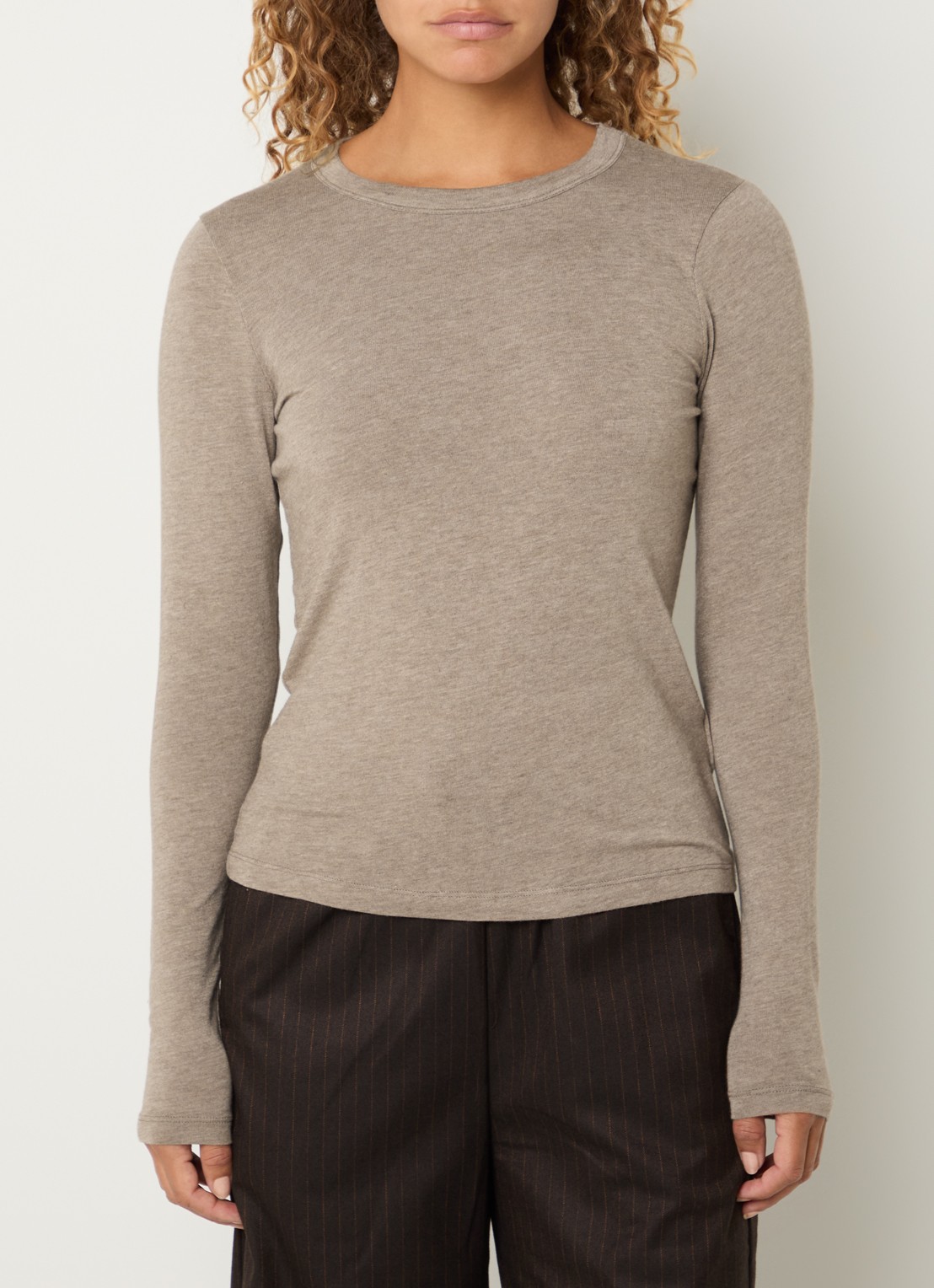 by-bar Moky top in wolblend met ronde hals - detail 2 beige