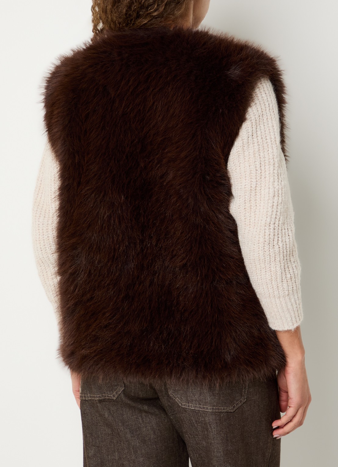 by-bar Mona gilet van imitatiebont met ronde hals - achterkant donkerbruin