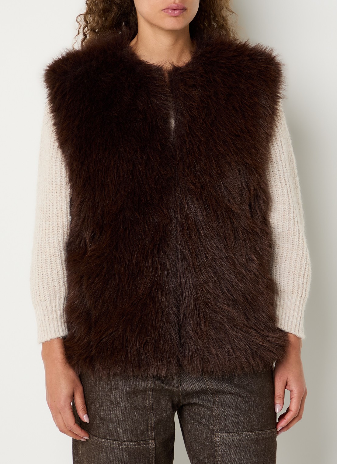 by-bar Mona gilet van imitatiebont met ronde hals - detail 4 donkerbruin